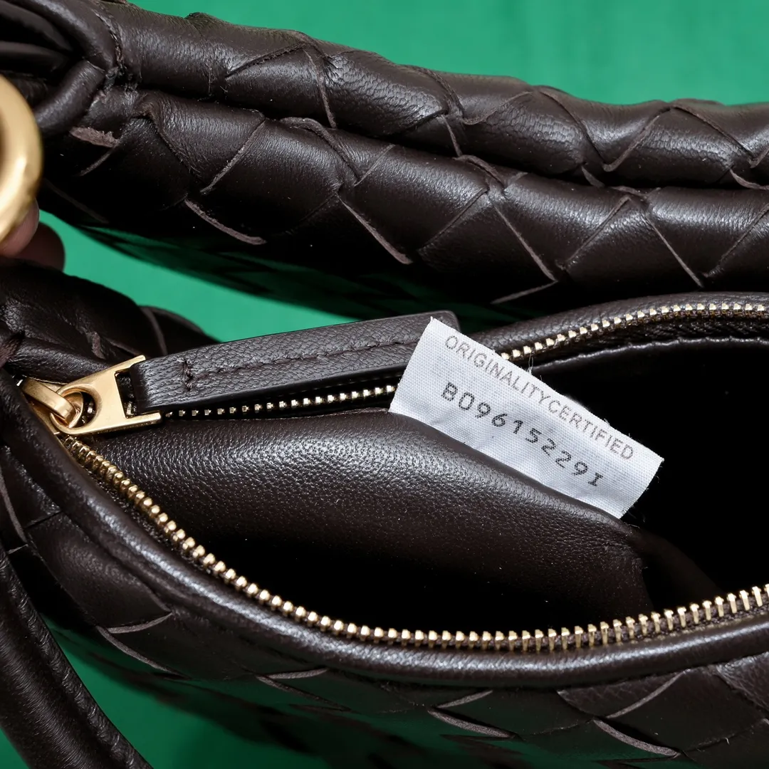 Batch 1460 Bv Shu Qi's same "Gemelli" twin bag 776764 locked in advance 24 years of hot style 💕 Gemelli is made up of two half-moon-shaped bags paired together, with the brand's iconic intrecciato woven sheepskin, equipped with a detachable tubular handle, which can be used as a clutch, on the shoulder or by flipping the small crescent moon as a handle, or as a long shoulder strap 🉑️Crossbody The dual design has a personalized yet charming attitude, and the eye-catching visual impact brings an elegant and fashionable feeling. It is a bag worth buying💥There are 3 sizes to choose from.  Size: 24.5x19x7, plus long shoulder strap ➕80 Model: 6764